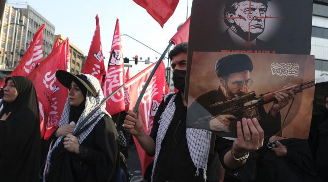 fotografia trump lovita pietre inmormantarea ayatollah ali khamenei