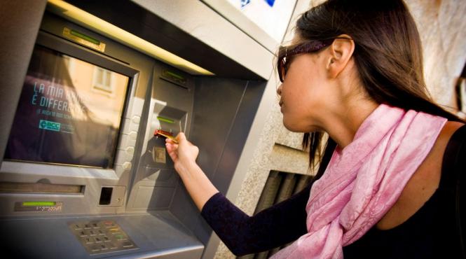 vacanta surprize bancomat ce comisioane platesc romanii afara tarii