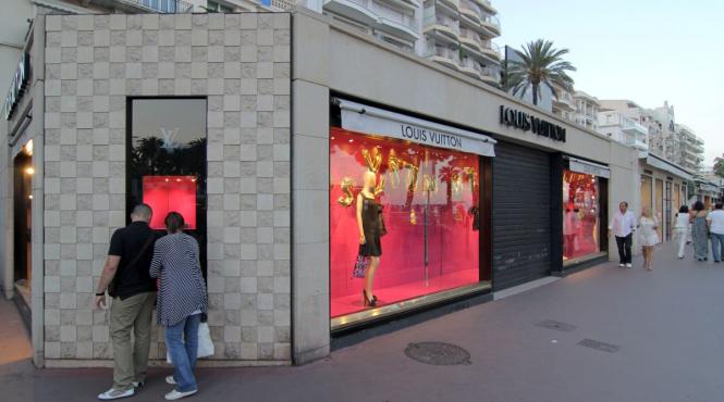 influencerita romania condamnata franta furt bratara louis vuitton cannes