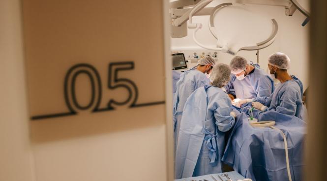 medic asistenta judecata mita spital turcia bani bisturiu