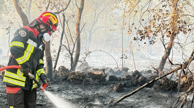 pompierii romani stingere incendii salvare locuinte francezi