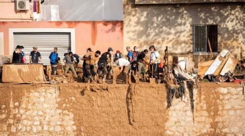 Unsettling scenes after the apocalypse in Valencia. Covered in mud, people tried to clean up their city and recover the dead