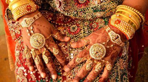 5 trilioane de dolari strălucitoare. Indienii țin atât de mult aur acasă încât au depășit, probabil, valoarea întregii economii a țării