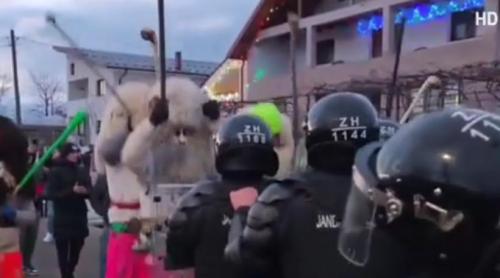 Alertă la Ruginoasa. Localnici mascați și înarmați cu bâte s au îmbrâncit cu jandarmii. Forțele de ordine au dat cu spray lacrimogen