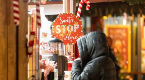 Cât costă un hot dog și o porție de cartofi cu sos cheddar la Târgul de Crăciun din Piața Universității din București. Prețul sare de 50 de lei