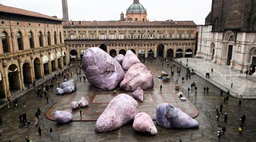 Ce sunt uriașele roci care au apărut în piața Maggiore din Bologna și de ce toată lumea vorbește despre ele