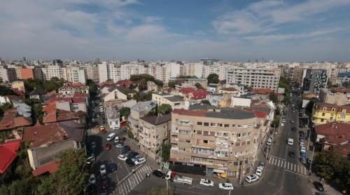 Cine plătește reparația acoperișului la bloc, conform legii. Ce opțiuni au proprietarii cărora "le plouă în casă"