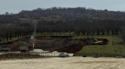 Doi bărbați s au apucat să facă o parcare în albia râului Argeşel, dar au fost „văzuți” din satelit. S au trezit cu amenzi uriașe