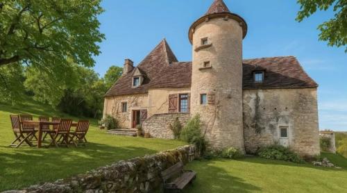 În Franța au fost scoase la vânzare mai multe castele și conace istorice în zone pitorești. Costă cât un apartament în București