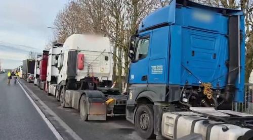 Mii de șoferi de TIR prost plătiți, inclusiv români, și au abandonat camioanele în „parcările de Crăciun” din Belgia ca să se întoarcă acasă de sărbători
