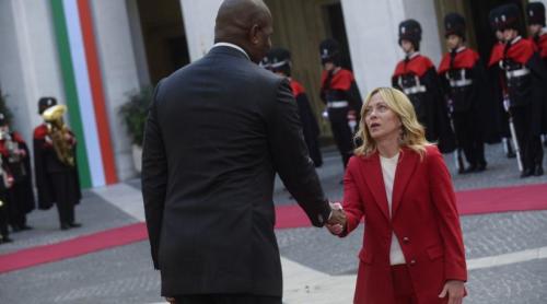 Momente virale cu Giorgia Meloni. Cum a reacționat când a văzut cât este de înalt președintele Mozambicului 