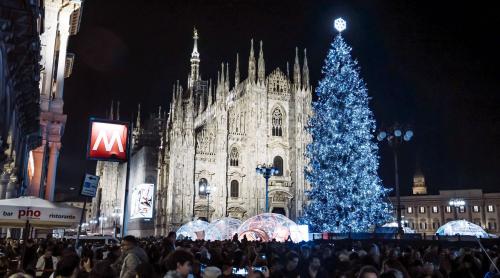 Târgul de Crăciun de la Milano: cât costă un pahar de vin fiert, o porție de street food sau brânzeturile italienești
