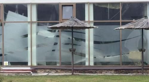 Tavanul de la Hotelul Hilton din Sibiu a căzut peste oamenii aflați în piscină. 8 persoane, extrase de SMURD, printre care 3 copii