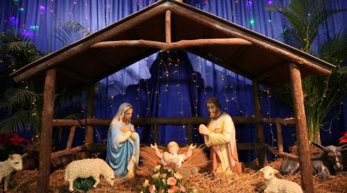 Un bărbat care era urmărit de poliție s a ascuns în scena Nașterii Domnului și s a prefăcut că este statuie