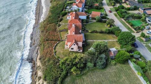 Un bărbat și a cumpărat cu 230.000 de euro o casă la malul mării. A stat în ea câteva săptămâni, apoi a aflat că trebuie s o demoleze