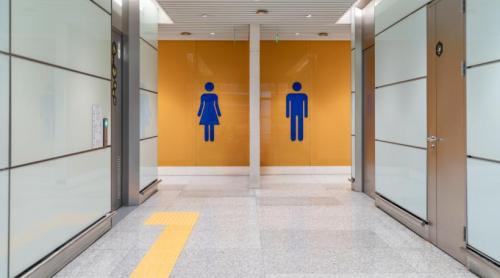 Un inginer a fost concediat pentru că mergea prea des la toaletă. Șefii l au verificat pe camerele de supraveghere