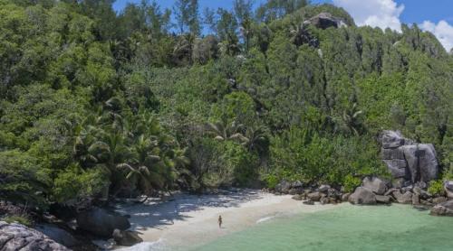 Bărbatul care a cumpărat o insulă pustie cu 9.000 € și a transformat o în refugiu anti bogați. A refuzat să o vândă cu 50 milioane $