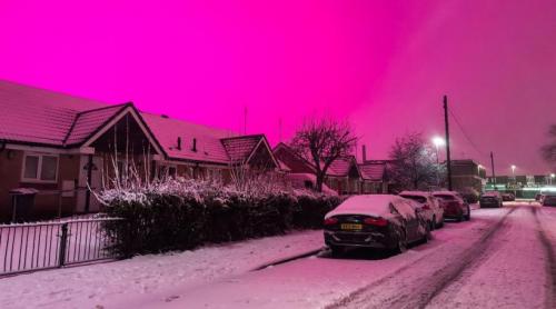 Cerul a devenit roz aprins în timpul furtunii de zăpadă de joi seară, în Birmingham