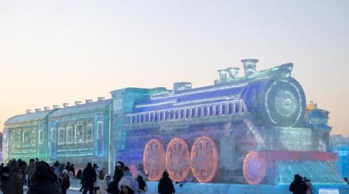 Ceva ciudat și frumos se întâmplă în cel mai mare oraș de gheață din lume. Oameni de pretutindeni merg să vadă spectacolul