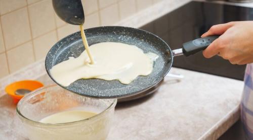 De ce se lipesc clătitele și ce ingredient rezolvă problema. Trucuri simple în bucătărie