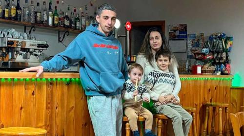 Doi români s au mutat într un sat cu 56 de locuitori din Spania și au deschis singurul bar din localitate