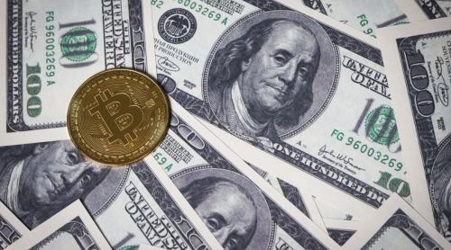 Dolarul s a prăbușit la minimul ultimilor 10 ani, dar Donald Trump spune că „îi merge grozav”