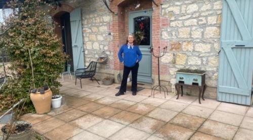 După ce și a dat toate economiile de o viață pe o casă, o femeie a aflat că autobuzele îi vor traversa grădina, în Franța