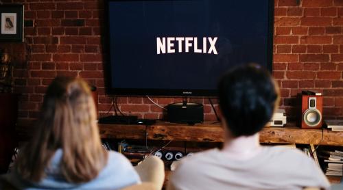 El este comentatorul din România care a fost reclamat pentru că a recomandat în timpul meciului naționalei un serial de pe Netflix. Plaha, fenomenul de 10 episoade care a ajuns pe masa CNA