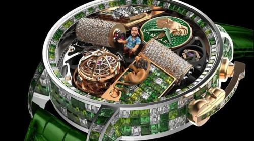 Extravaganță fără limite: Fiul celui mai bogat om din Asia și a comandat un ceas cu el stând pe un tron de aur în centrul cadranului