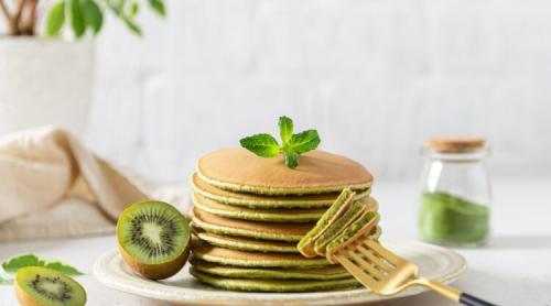Green pancakes cu matcha, mentă și kiwi. Rețeta clătitelor americane într o variantă modernă