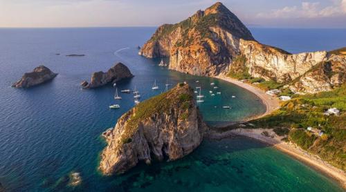 Insula misterioasă italiană care a rămas la fel ca pe vremea romanilor. Lumea e tot mai atrasă de Parmarola: E o „capsulă a timpului”