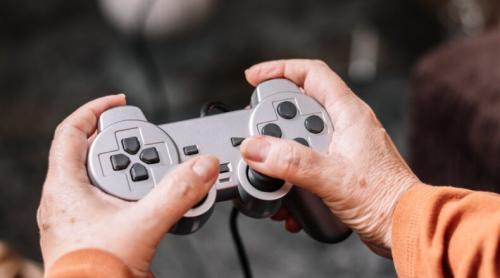 La 81 de ani, a învățat Minecraft pentru a și salva nepotul bolnav de cancer. Povestea care a emoționat internetul