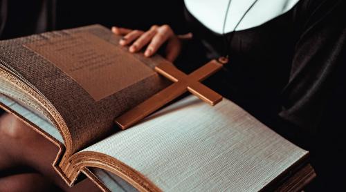 „Măicuța Beatrice”, falsa clarvăzătoare care s a îmbogățit din descântece și dezlegări de blesteme. Lucrare de „împăcare” a unui cuplu, taxată cu aproape 90.000 de euro