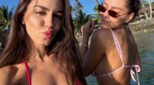 Mira și Jo au încins plaja în Thailanda! Cât de bine arată artistele în costum de baie