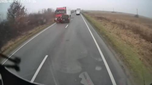 Momentul tragediei din Timiș, în care 7 oameni au murit, a fost filmat. Șoferul microbuzului intră, inexplicabil, direct într un TIR