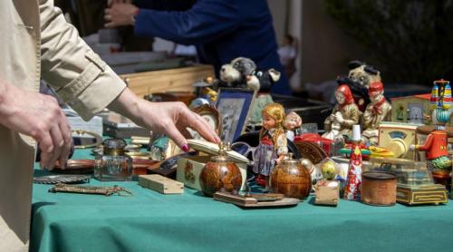 O femeie a cumpărat de la un târg de vechituri niște cercei, cu un dolar. Acasă și a dat seama de adevărata lor valoare: Suntem șocați