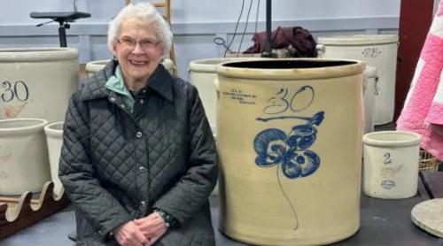 O femeie care păstra de 40 de ani o oală de gătit a vrut să o vândă cu 100 de dolari, dar a încasat până la urmă 32.000 de dolari