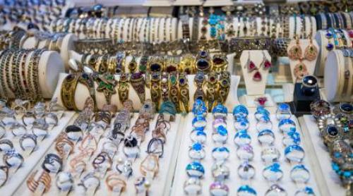 O femeie și a cumpărat niște cercei vechi la preț de chilipir, dar s a ales cu o adevărată „comoară”! Ce a descoperit