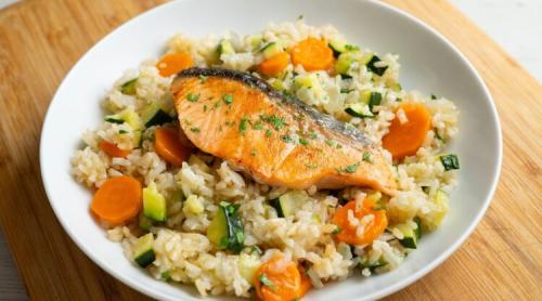 Somon cu orez și legume. O combinație gustoasă și sănătoasă