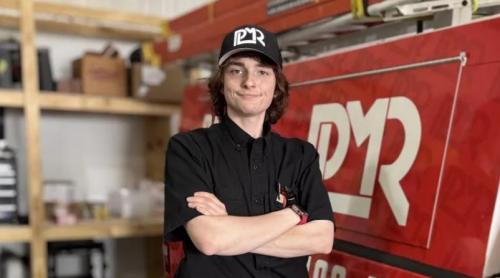 „Sunt o afacere de un om și o mașină”. Experiența tânărului care a renunțat la facultate și s a făcut electrician. Câștigă 250.000 $