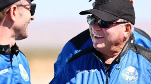 Un actor celebru a devenit viral după ce a fost surprins mâncând cereale cu lapte la volan. Vedeta de 94 de ani face furori în online