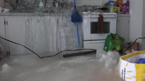 Un apartament a înghețat la propriu după ce chiriașul a oprit încălzirea ca să facă economie, iar țevile de apă s au spart