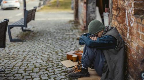 Un cerșetor care stârnea mila spunând că este invalid și fără adăpost locuia, de fapt, într o casă cu 3 etaje și avea mașină cu șofer