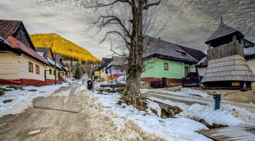 Un sat vrea să fie exclus din Patrimoniul Mondial UNESCO. Oamenii sunt exasperații de turiștii care se uită prin geam în casele lor