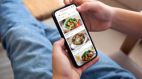 Un tânăr și a pus pe telefon cardul străbunicului și a comandat mâncare de 14.000 lei