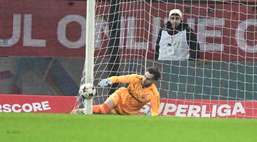 A fost sau nu gol pentru echipa lui Claudiu Niculescu? El este omul care a văzut cel mai bine dacă mingea a intrat în poarta lui Dinamo