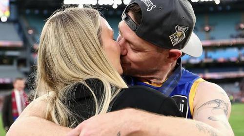 Afacerea cu care a înregistrat profit milionarul celebru, după ce şi a înşelat soţia cu prietena acesteia!