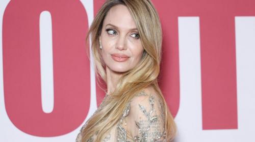 Angelina Jolie a strălucit pe covorul roșu într o rochie argintie. Cum arată întreaga ținută