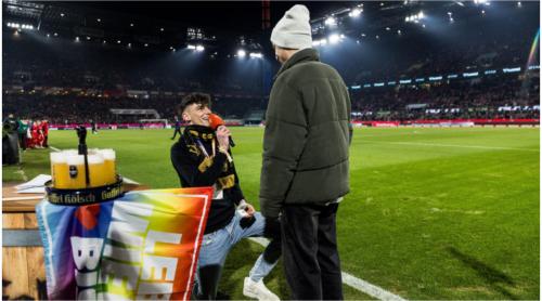 Arbitrul de fotbal care și a cerut iubitul în căsătorie a fost victima unei agresiuni. Trei bărbați l au lovit, în fața casei