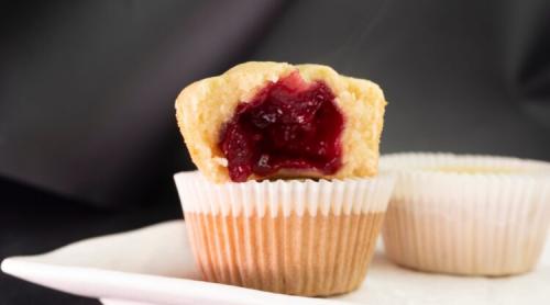 Brioșe vanilate cu gem de zmeură în interior, pentru răsfățul dulce al zilei